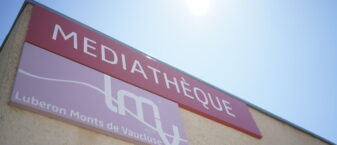 Gros plan d'une plaque signalétique indiquant MEDIATHEQUE et LMV