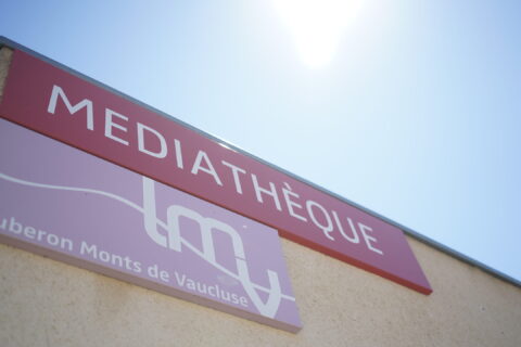 Gros plan d'une plaque signalétique indiquant MEDIATHEQUE et LMV