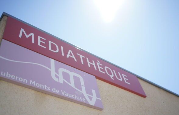 Gros plan d'une plaque signalétique indiquant MEDIATHEQUE et LMV