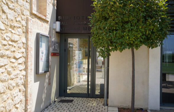 Vue de l'extérieur de la médiathèque des Taillades