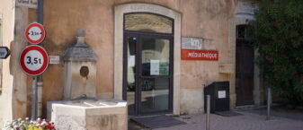 Vue extérieure de l'entrée de la médiathèque de Cabrières d'Avignon