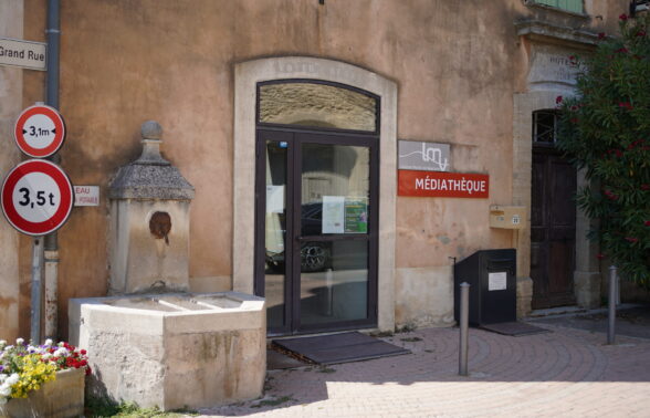 Vue extérieure de l'entrée de la médiathèque de Cabrières d'Avignon