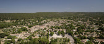 Vue en drone de Cabrières d'Avignon avec en fond, le Luberon