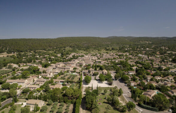 Vue en drone de Cabrières d'Avignon avec en fond, le Luberon