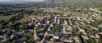 Vue en drone de Cheval-Blanc, avec en fond, le Luberon
