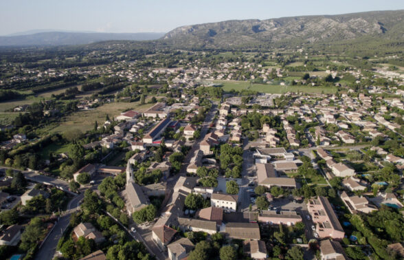 Vue en drone de Cheval-Blanc, avec en fond, le Luberon