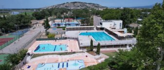Vue drone des trois espaces de baignade et du parc de la piscine de plein air