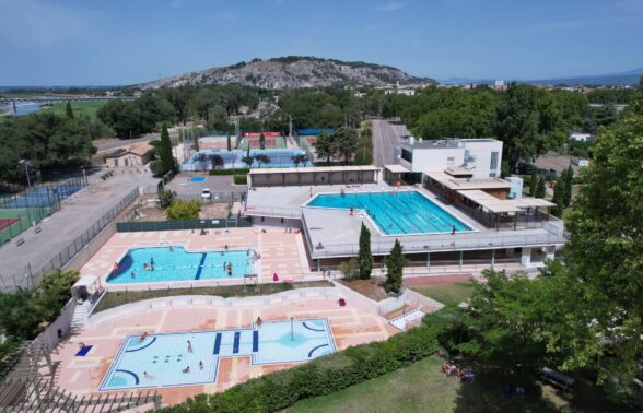 Vue drone des trois espaces de baignade et du parc de la piscine de plein air