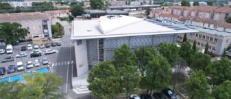 Vue drone du bâtiment de la Médiathèque de Cavaillon avec ses parkings