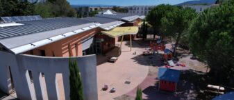 Vue drone de la crèche Le Repère des Galopins à Cavaillon et son jardin