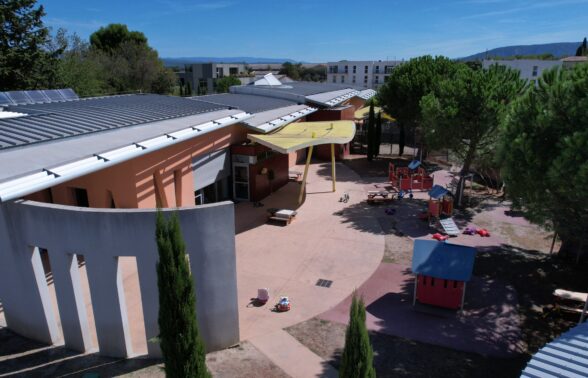 Vue drone de la crèche Le Repère des Galopins à Cavaillon et son jardin