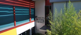 Entrée de la Maison de la Petite enfance (logo sur le bâtiment coloré)