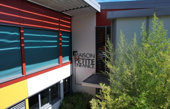 Entrée de la Maison de la Petite enfance (logo sur le bâtiment coloré)