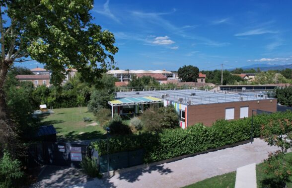 Vue drone de la crèche La Farandole à Cavaillon et son jardin