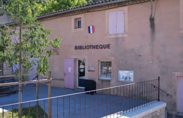 Vue extérieure du bâtiment de la médiathèque de Robion