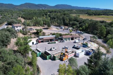 Vue drone de la déchetterie de Vaugines, les bennes et les quais
