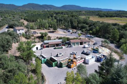Vue drone de la déchetterie de Vaugines, les bennes et les quais - Agrandir l'image, fenêtre modale