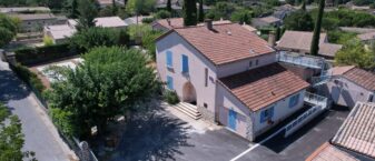 Vue extérieure du bâtiment de la crèche de Robion