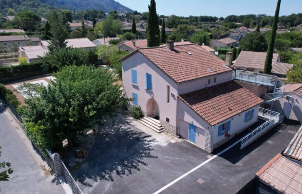 Vue extérieure du bâtiment de la crèche de Robion