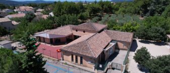 Vue drone du bâtiment de la crèche La Marelle à Lauris
