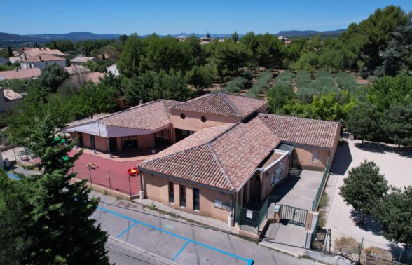 Vue drone du bâtiment de la crèche La Marelle à Lauris