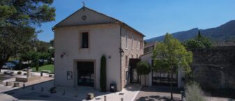 Vue extérieure de l'entrée de la médiathèque de Maubec