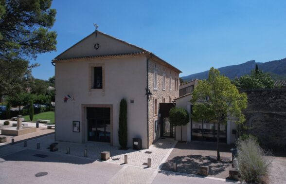 Vue extérieure de l'entrée de la médiathèque de Maubec