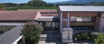 Vue extérieure du bâtiment de la médiathèque d'Oppède