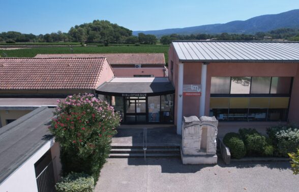 Vue extérieure du bâtiment de la médiathèque d'Oppède