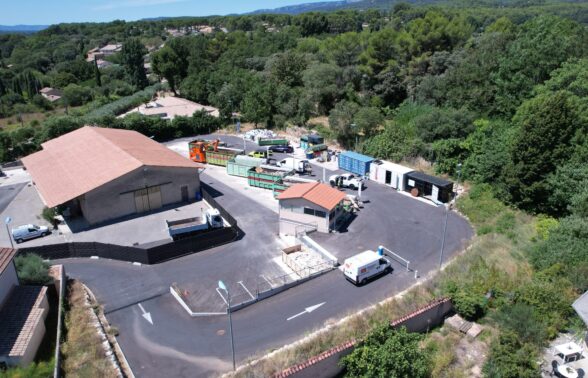 Vue drone de la déchetterie de Lauris avec ses 6 bennes de flux.