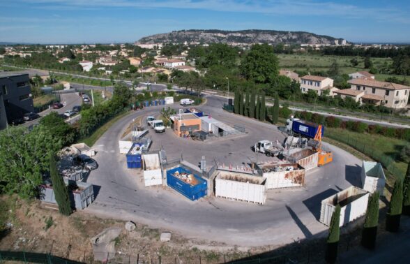 Vue drone de la déchetterie de Cavaillon, les bennes et les quais