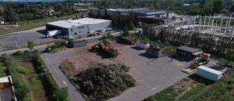 Vue drone de la déchetterie verte de Cavaillon où les déchets verts sont empilés à même le sol
