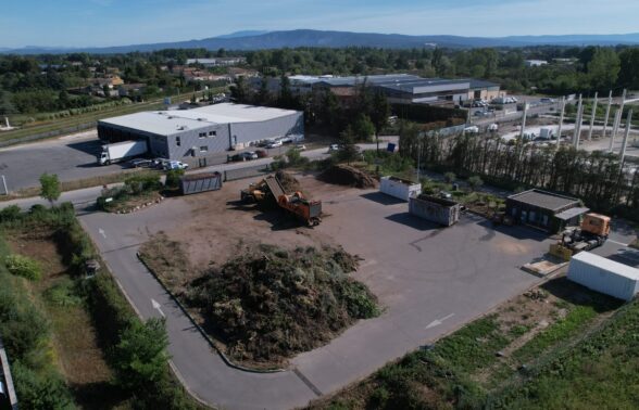 Vue drone de la déchetterie verte de Cavaillon où les déchets verts sont empilés à même le sol