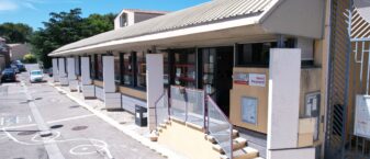 Vue extérieure du bâtiment de la médiathèque Henri Meynard de Mérindol