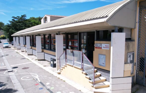 Vue extérieure du bâtiment de la médiathèque Henri Meynard de Mérindol