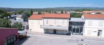Vue drone du bâtiment de la Gare de Coustellet, à Maubec