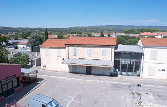 Vue drone du bâtiment de la Gare de Coustellet, à Maubec