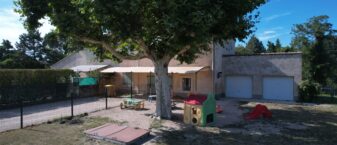 Vue extérieure du jardin de la crèche La Clé de Sol à Cheval Blanc