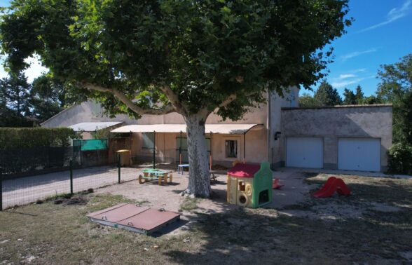 Vue extérieure du jardin de la crèche La Clé de Sol à Cheval Blanc