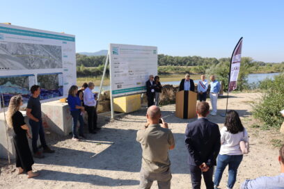 LAncement des travaux de la tranche 3 de la digue de Lauris, sur site, en présence d'élus et de techniciens, le 2 octobre 2023. - Agrandir l'image, fenêtre modale