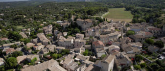 Vue de Lagnes en drone. Au premier plan : le centre ville. au second : la plaine et les Monts de Vaucluse en fond