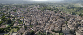 Vue de Lauris en drone avec au premier plan le village puis au second, à droite, la Durance.