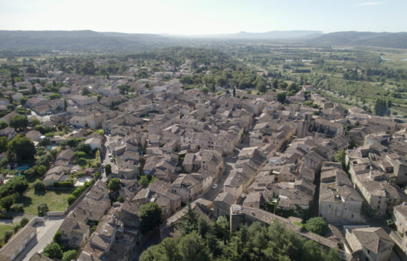 Vue de Lauris en drone avec au premier plan le village puis au second, à droite, la Durance.
