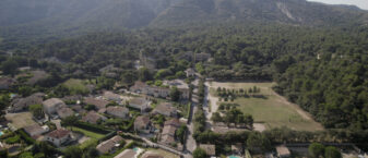 Les Taillades vues du ciel. Au premier plan: la commune. Au 2e la collégiale et le théâtre des carrières. Au fond : Le Luberon