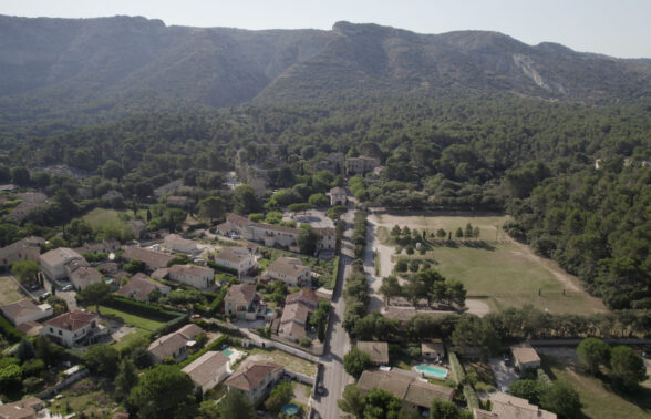 Les Taillades vues du ciel. Au premier plan: la commune. Au 2e la collégiale et le théâtre des carrières. Au fond : Le Luberon