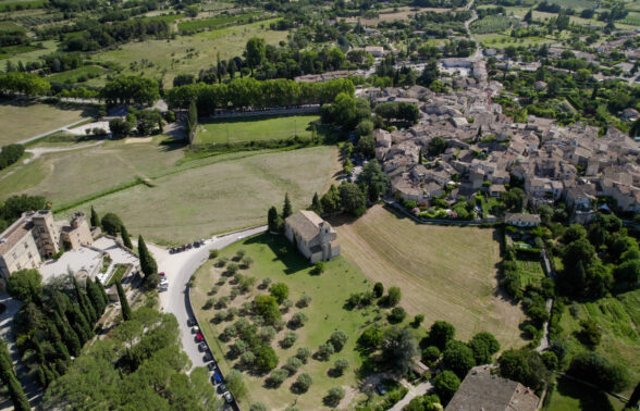 Lourmarin vue d'un drone. A gauche de l'image : le château. Au centre : la plaine. A droite : le village
