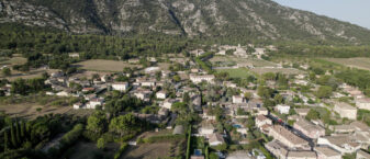 Maubec vue du ciel. Au premier plan : la commune. Au second: le Luberon