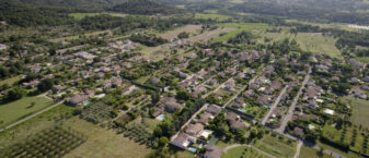 Puyvert vue du ciel, par un drone, au coeur de la plain du Luberon sud.