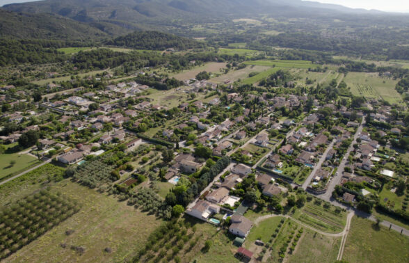 Puyvert vue du ciel, par un drone, au coeur de la plain du Luberon sud.