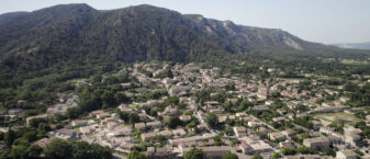 Robion vue d'un drone, avec au fond, le Luberon